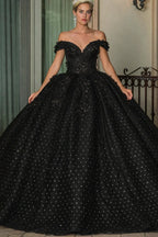 Mujer con vestido de quinceañera negro elegante con pedrería y escote off shoulder