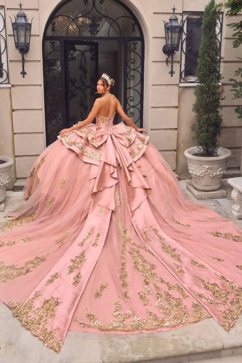 Vestido de quinceañera Ladivine rosa con tul, pechera de pedrería y bordados dorados.