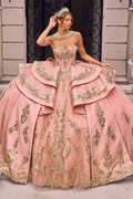 Vestido de quinceañera Ladivine rosa con pechera de pedrería y bordados dorados.