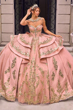Vestido de quinceañera Ladivine rosa con pechera de pedrería y bordados dorados.