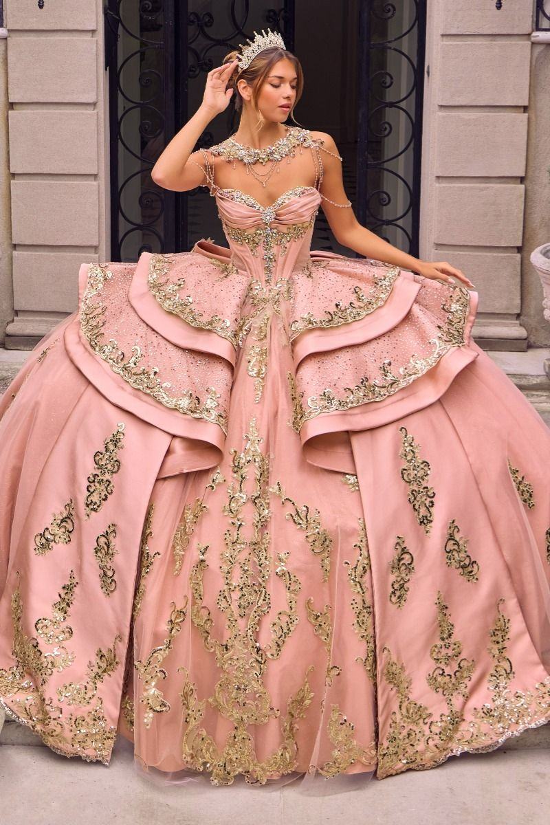 Vestido de quinceañera Ladivine rosa con pechera de pedrería y bordados dorados.