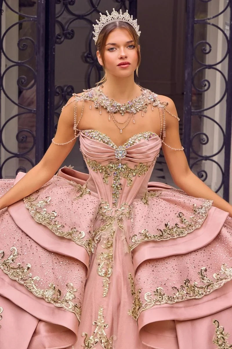 Vestido de quinceañera rosa Ladivine con pechera de pedrería y bordados dorados