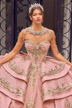Vestido de quinceañera rosa Ladivine con pechera de pedrería y bordados dorados