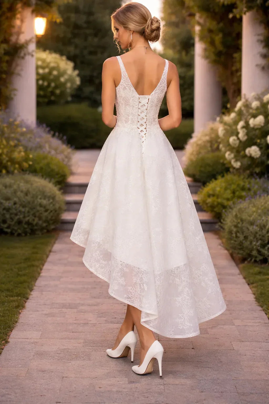 Vestido de novia blanco con encaje, espalda descubierta y cierre cruzado, ideal para boda o XV años