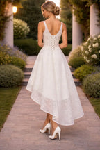 Vestido de novia blanco con encaje, espalda descubierta y cierre cruzado, ideal para boda o XV años