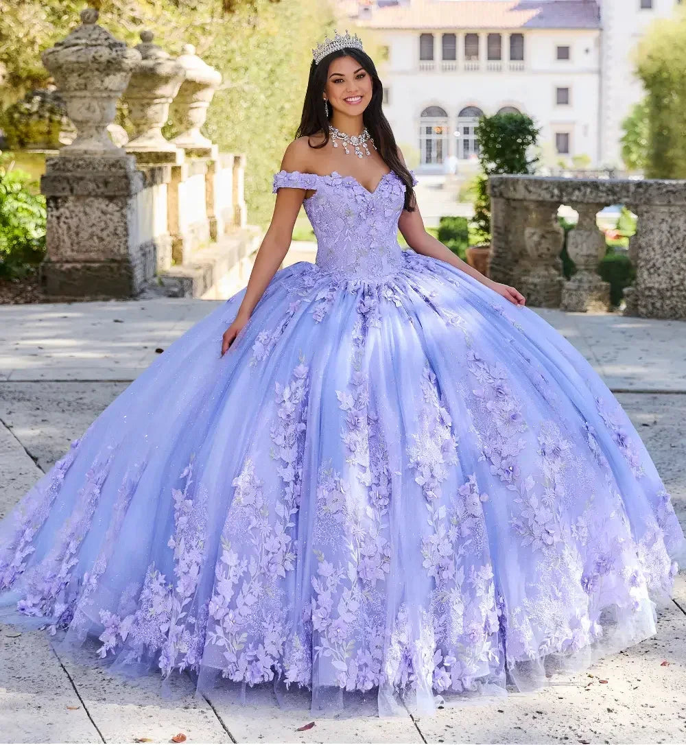 Joven con vestido de XV años lila estilo princesa con flores y corona, en jardín elegante.