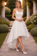 Vestido de novia blanco con encaje y falda asimétrica, ideal para XV años o boda en jardín elegante