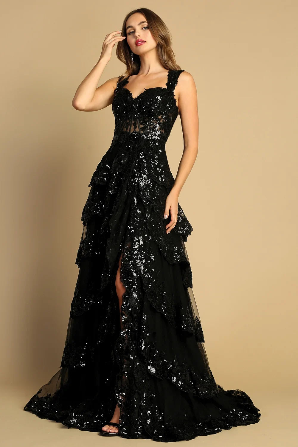 Vestido de fiesta negro Adora Design con corsé de lentejuelas y falda de volantes escalonados.