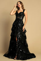 Vestido de fiesta negro Adora Design con corsé de lentejuelas y falda de volantes escalonados.