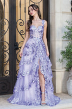 Vestido de fiesta lila de Adora Design con corsé de encaje y falda de volantes escalonados.