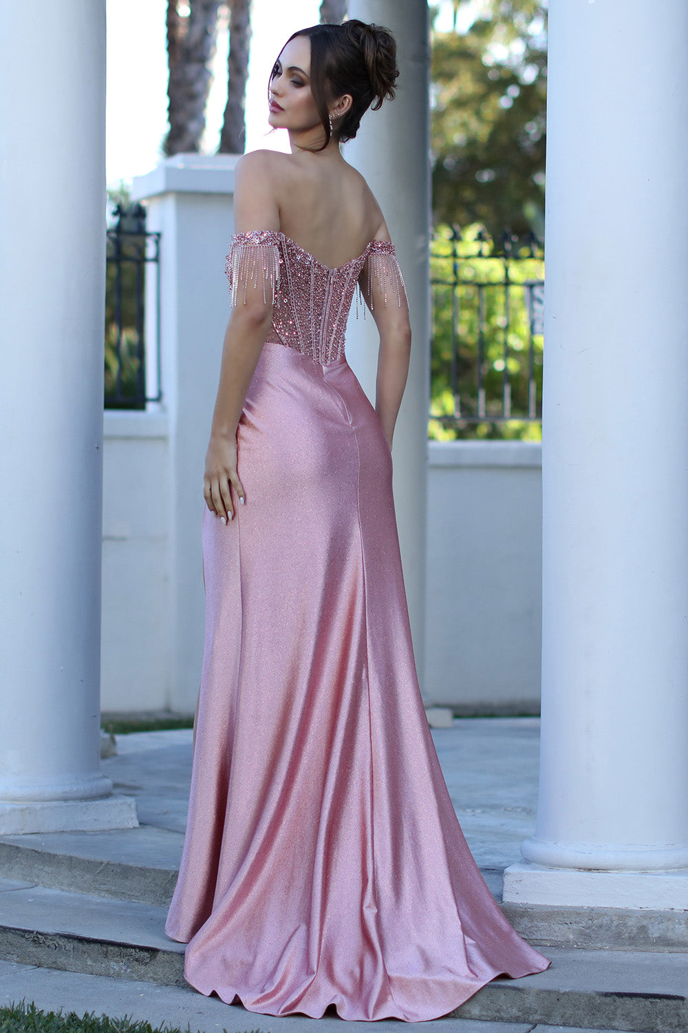 Vestido de Fiesta con Hombros Caídos y Flecos de Brillo – Adora 3268