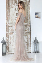 Vestido de novia largo con hombros descubiertos y detalles de pedrería, ideal para boda o XV años