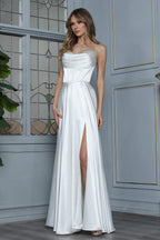 Vestido blanco de novia con escote corazón y abertura lateral, ideal para bodas y XV años