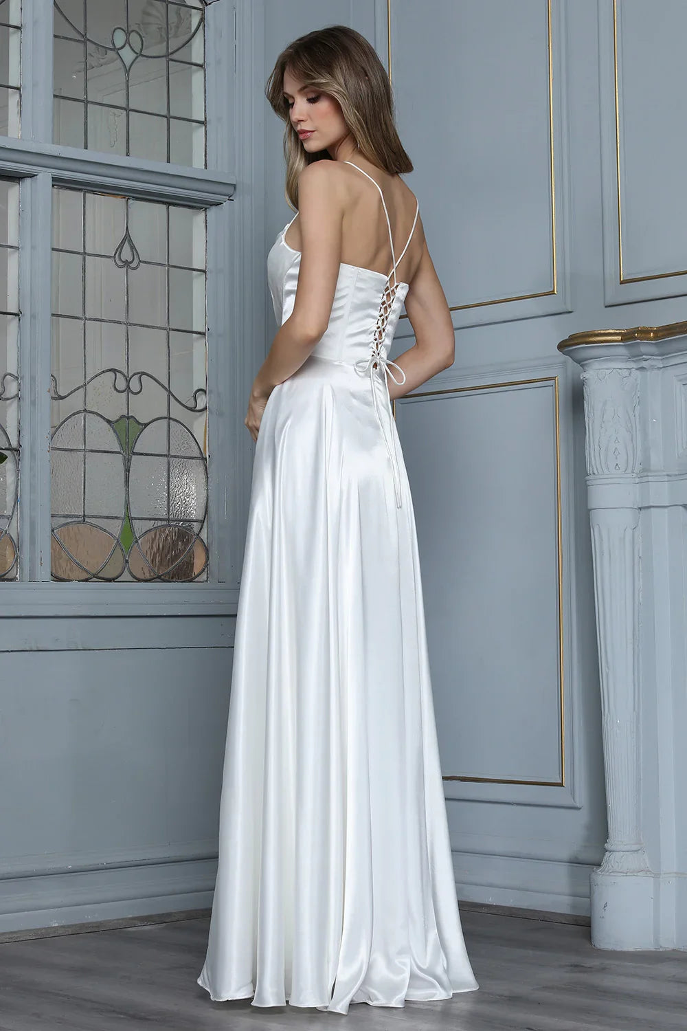 Vestido de novia blanco con espalda atada, elegante y fluido para bodas o XV años