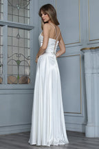 Vestido de novia blanco con espalda atada, elegante y fluido para bodas o XV años