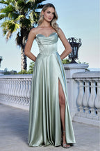 Vestido largo verde menta con escote corazón y abertura lateral, ideal para XV años o bodas
