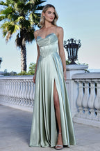 Vestido de fiesta largo en seda verde menta con escote corazón y abertura lateral, ideal para XV años o bodas