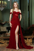 Vestido de dama rojo Adora Design con corsé ilusión, drapeado y abertura lateral.