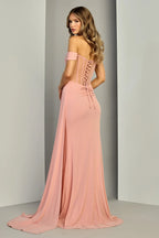 Vestido de dama rosa de Adora Design con corsé lace-up, mangas caídas y cola larga.