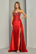 Vestido de gala strapless rojo de Adora Design con corsé de pedrería y falda con abertura.