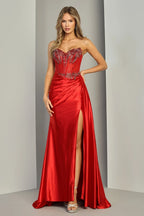 Vestido de gala strapless rojo de Adora Design con corsé de pedrería y falda con abertura.