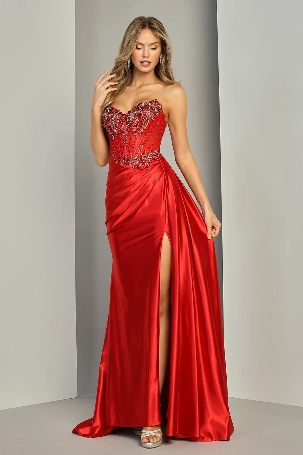 Vestido de gala rojo strapless Adora Design con corsé de joyas y falda drapeada con abertura.