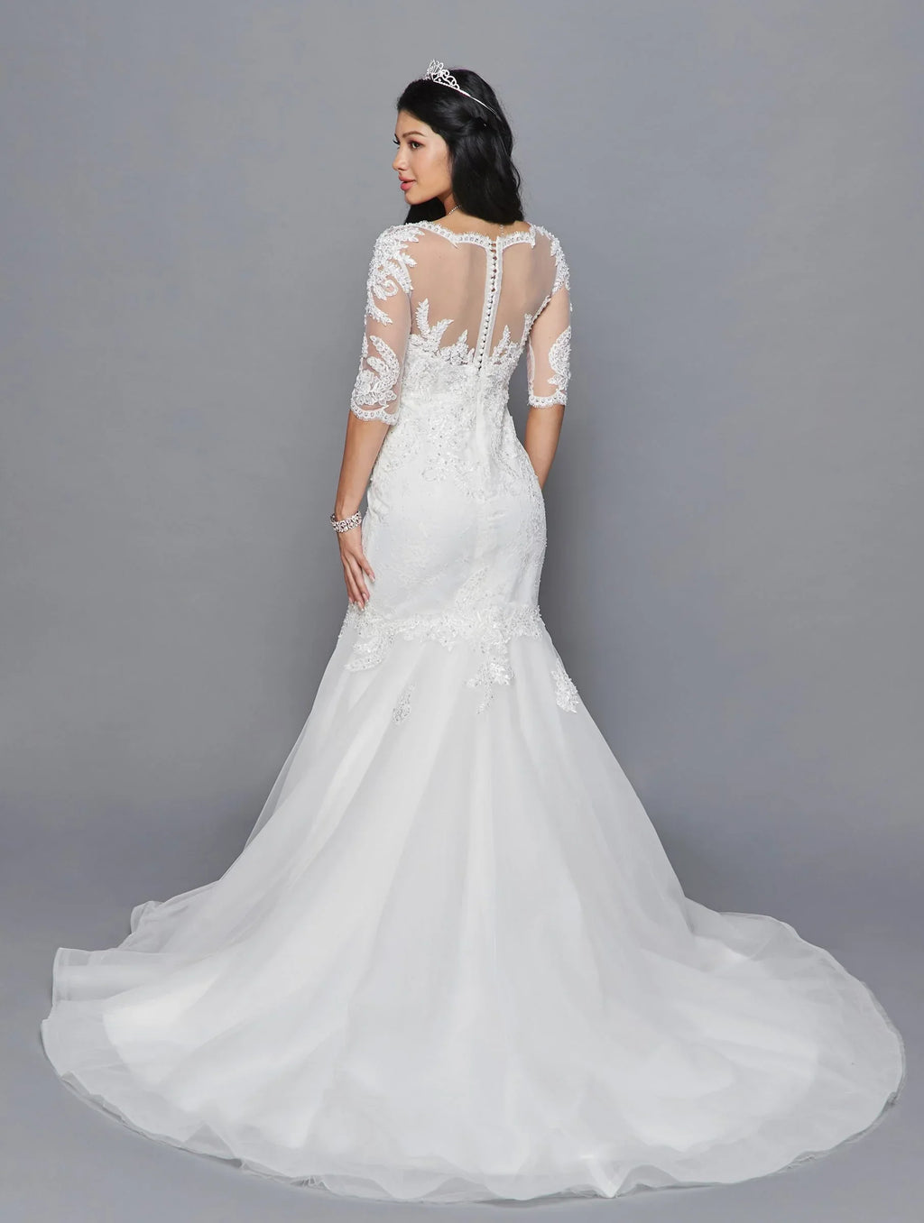 Vestido de novia blanco estilo sirena con encaje, manga tres cuartos y espalda de tul