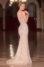 Mujer con vestido de noche largo, strapless, color nude con brillo, estilo elegante para fiesta.