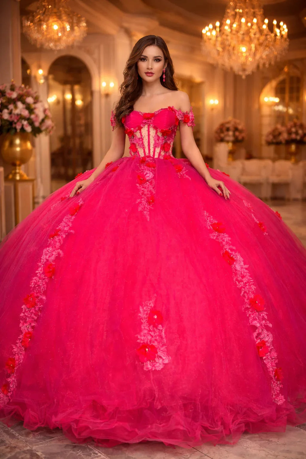 Vestido de XV años rosa con flores, falda amplia, en salón elegante con candelabros.