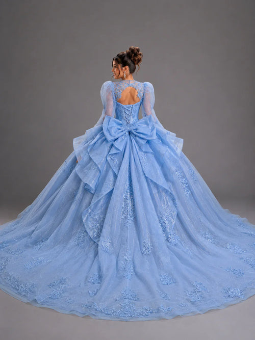 Vestido de XV años azul cielo con encaje, mangas largas y lazo grande en la espalda, ideal para fiestas especiales.