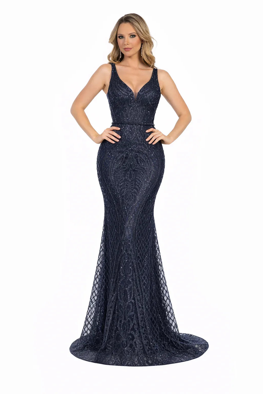 Mujer con vestido de fiesta largo azul marino, ajustado y con brillo elegante