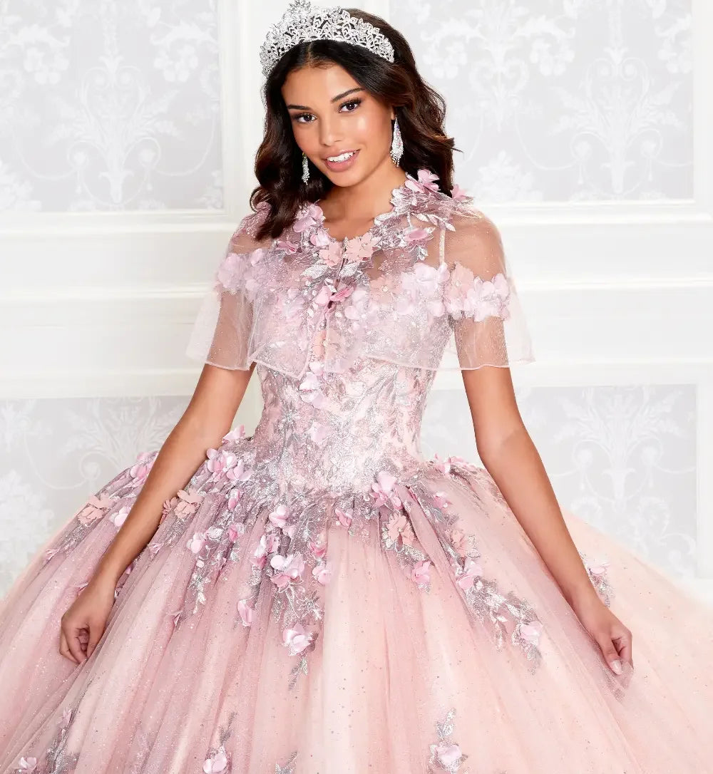 Joven con vestido de XV años rosa con flores y corona plateada, look elegante para fiesta