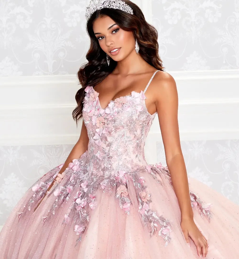 Joven con vestido de XV años rosa con flores, tiara y aretes brillantes, fondo elegante.