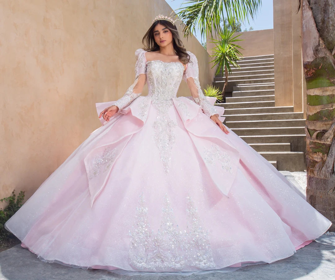 Vestido de Quinceañera Ragazza rosa pastel con encaje brillante y falda voluminosa.