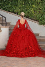 Vestido de quinceañera rojo con detalles florales y falda amplia, ideal para fiesta elegante.