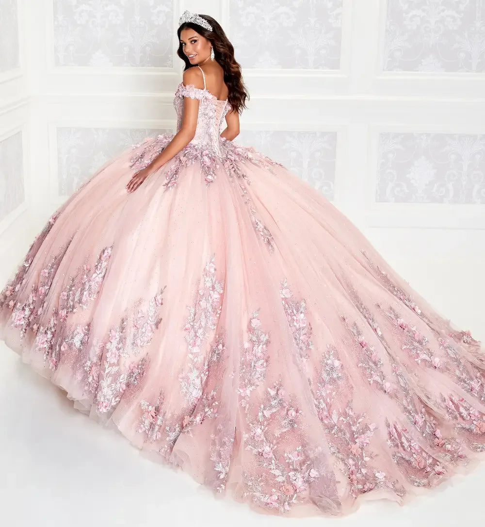 Joven con vestido de quinceañera rosa, falda amplia y bordados florales, diadema de pedrería.