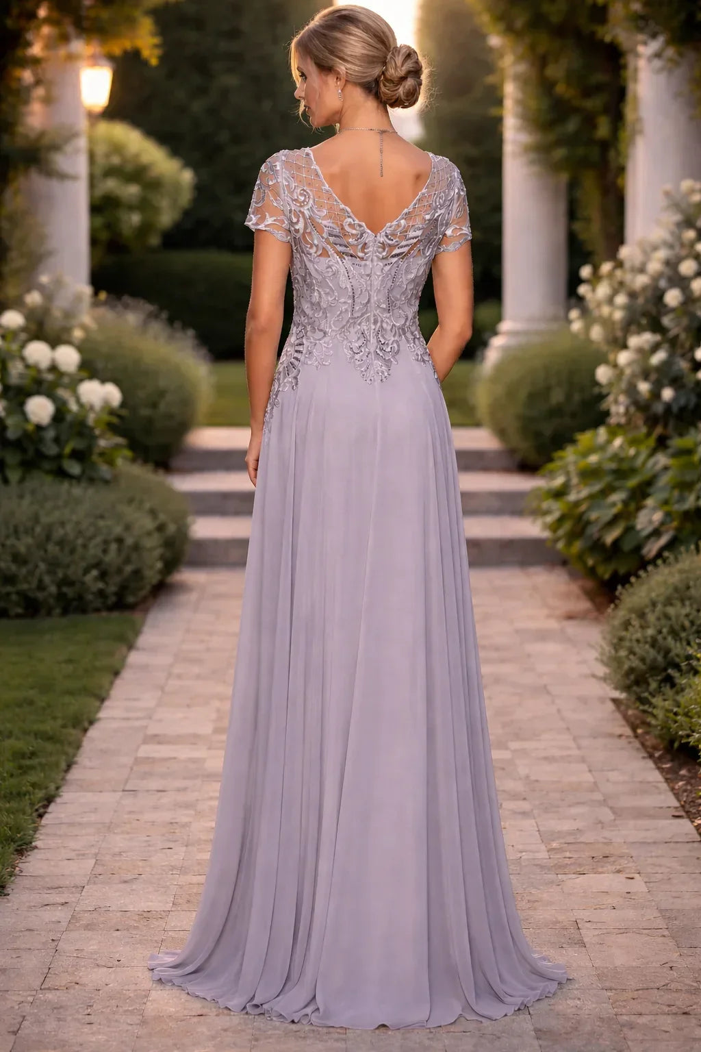Vestido largo lila con encaje y espalda descubierta, ideal para XV años o boda en jardín elegante