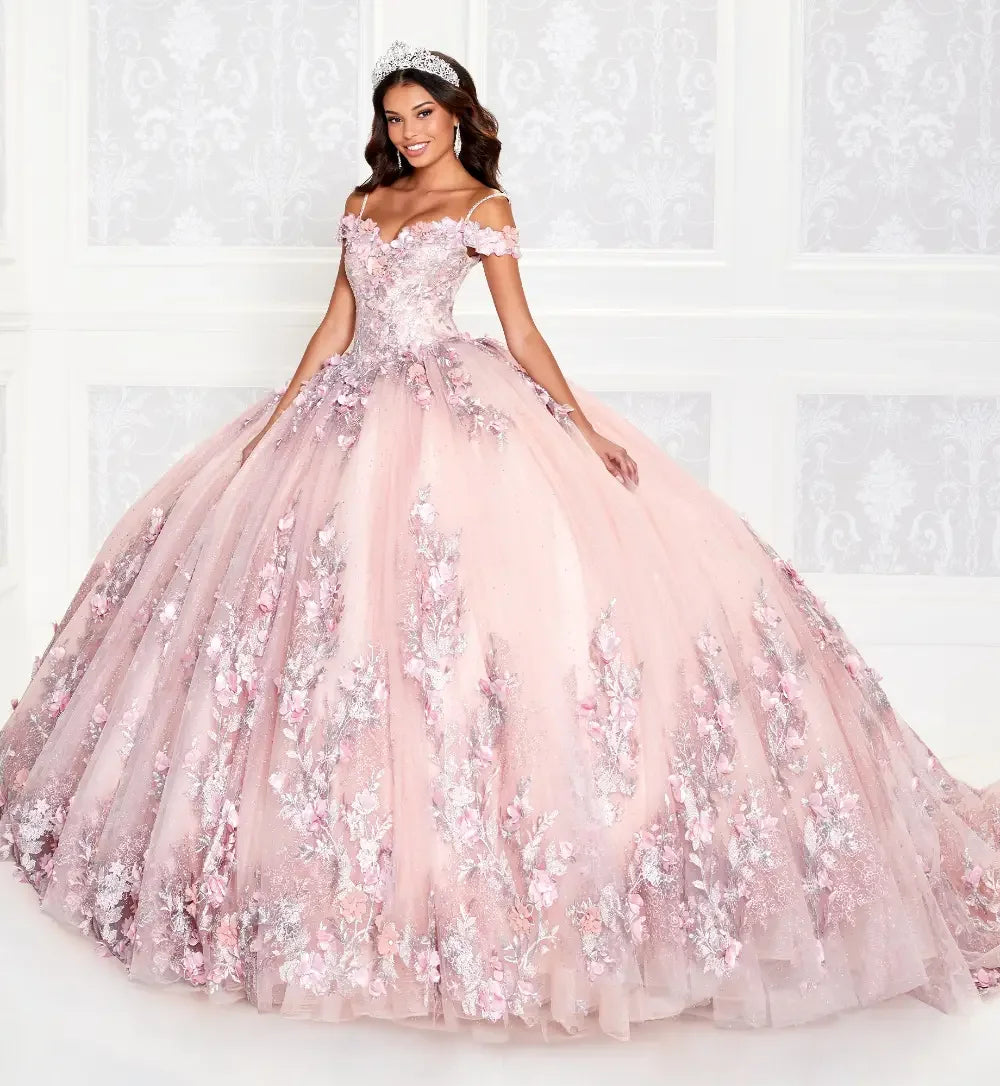 Joven con vestido de XV años rosa con flores y tiara, en fondo elegante.