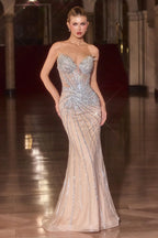 Mujer con vestido de gala ajustado, transparente y brillante, ideal para fiestas elegantes.