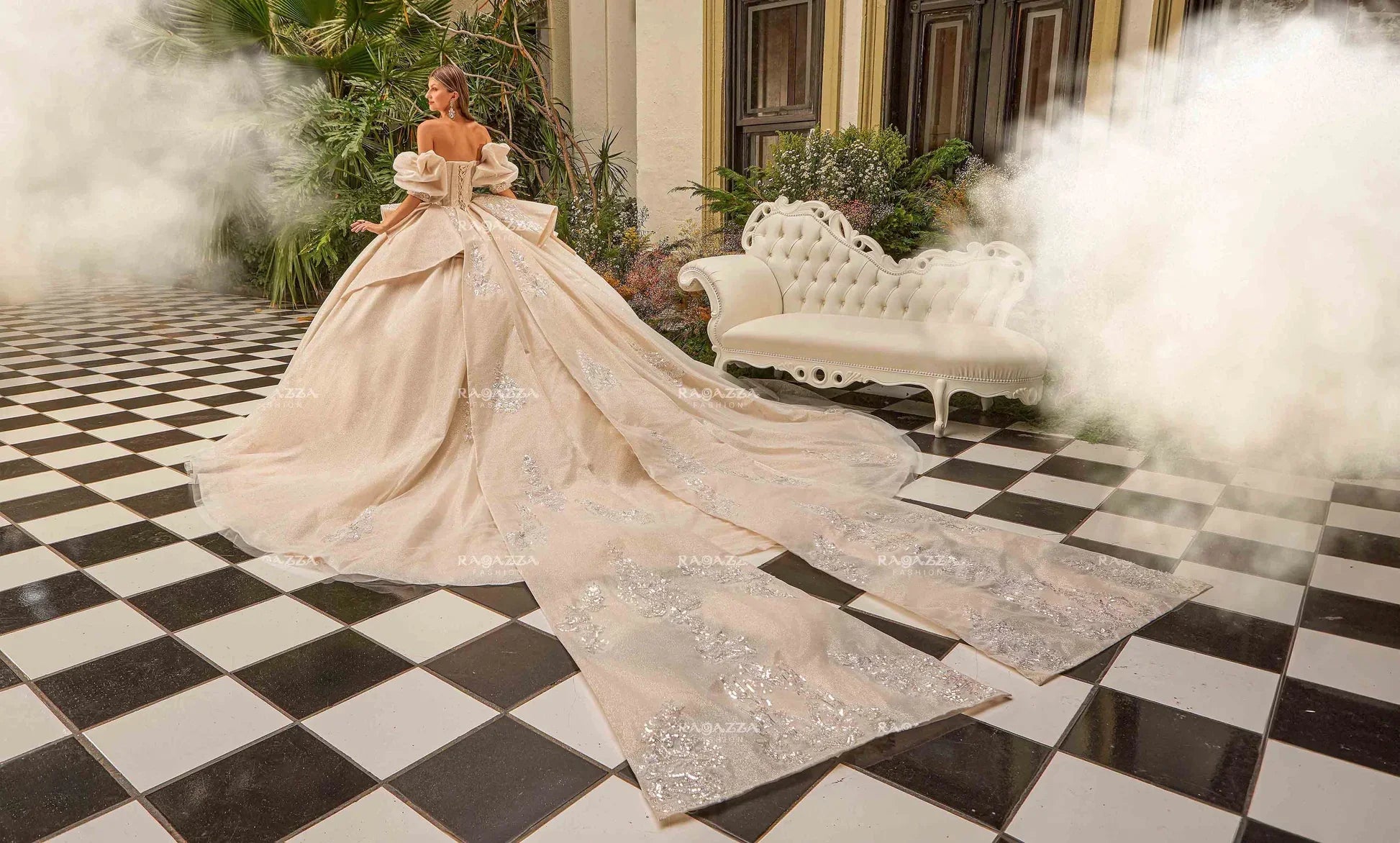 Vestido de novia con cola larga y detalles bordados, ideal para boda o XV años, sobre piso a cuadros