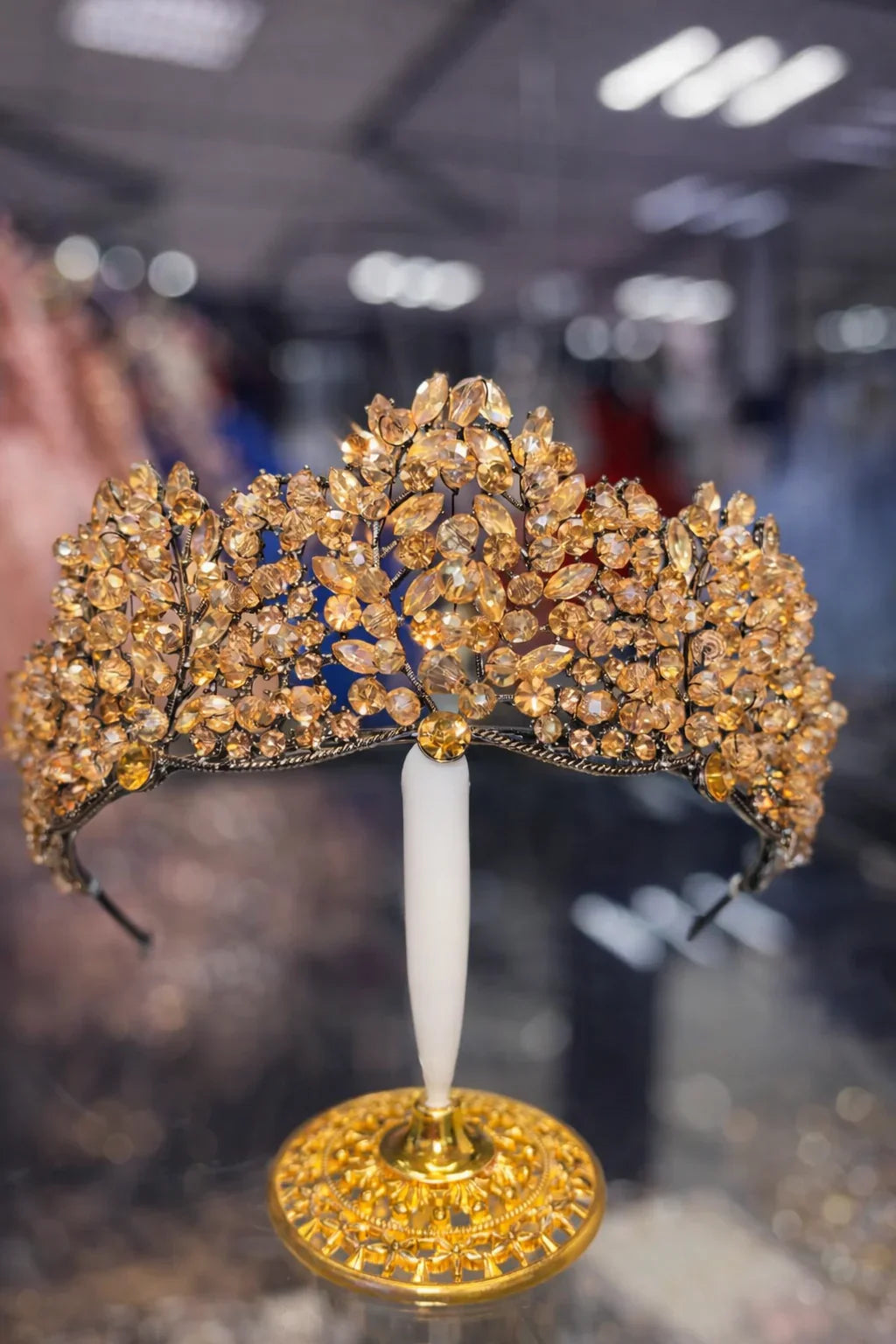 Tocado de pedrería dorada para novia o XV años, accesorio elegante sobre base dorada.