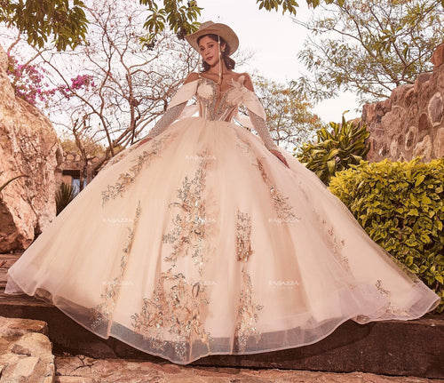 Vestido de XV años con capa y bordados, ideal para fiestas especiales y bodas, en entorno natural