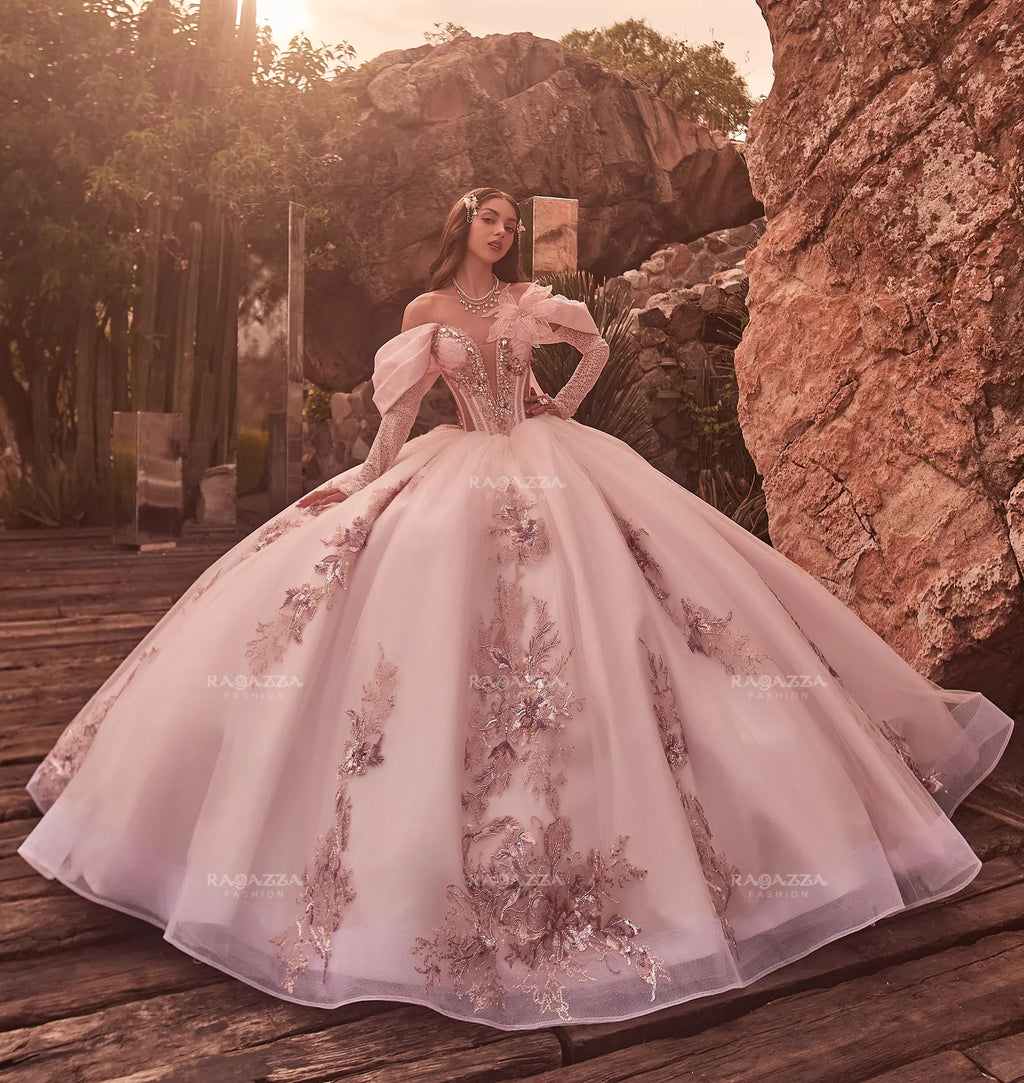 Vestido de XV años rosa palo con encaje y apliques florales, ideal para bodas y fiestas especiales