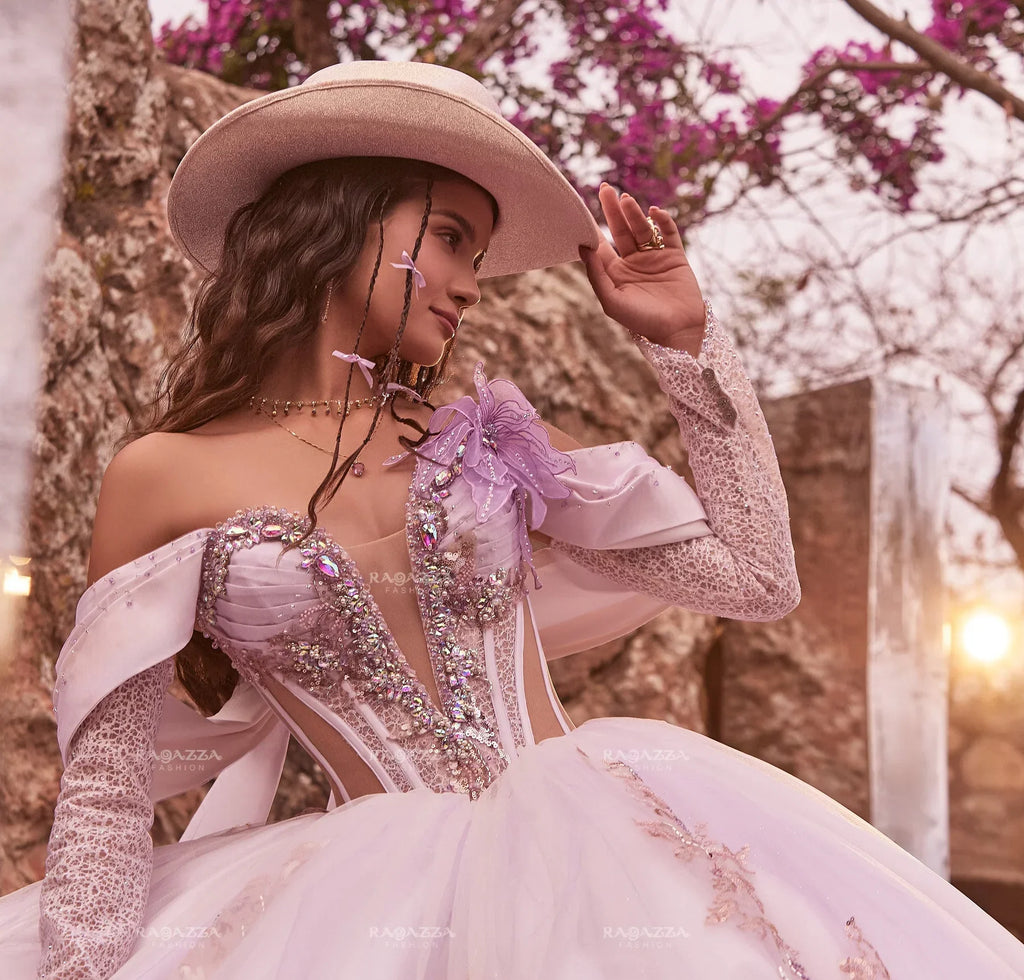 Vestido de XV años rosa con detalles brillantes, sombrero y flores, ideal para fiestas especiales y bodas.