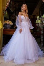 Vestido de novia con mangas largas de tul, escote corazón y falda princesa para boda elegante