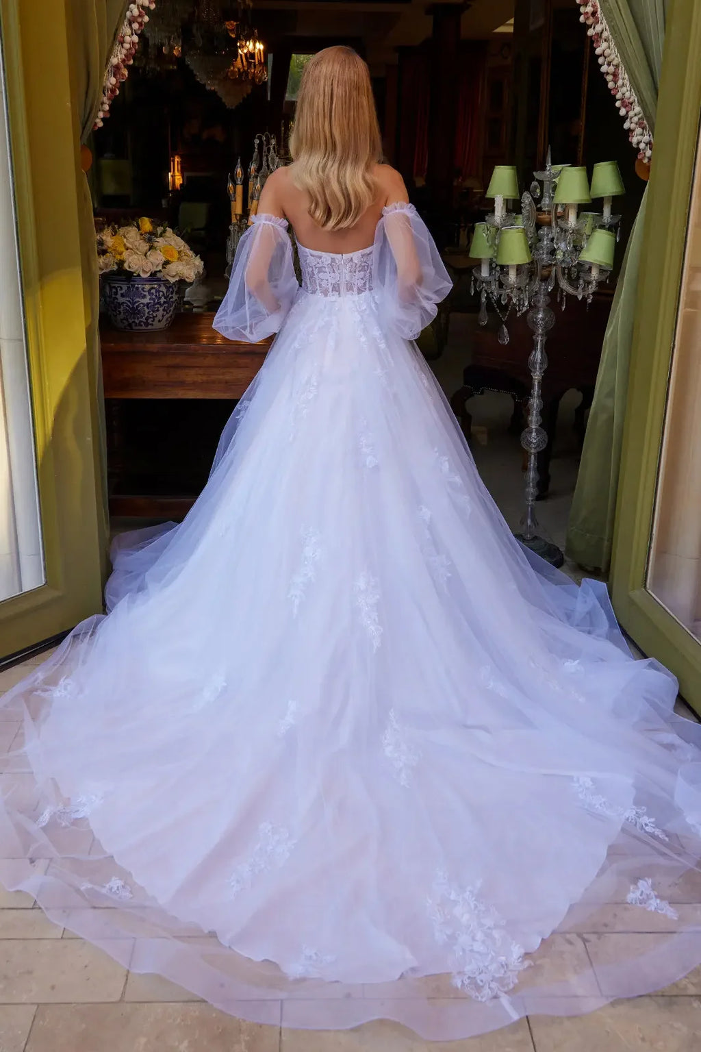 Vestido de novia con manga larga transparente y encaje, ideal para boda o XV años, en ambiente elegante
