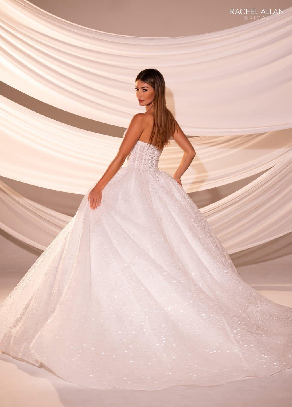 Joven con vestido de novia blanco strapless y falda amplia, fondo elegante, moda nupcial