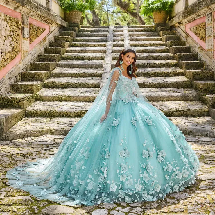 Joven luciendo vestido de quinceañera azul aqua con flores 3D en escalinata al aire libre