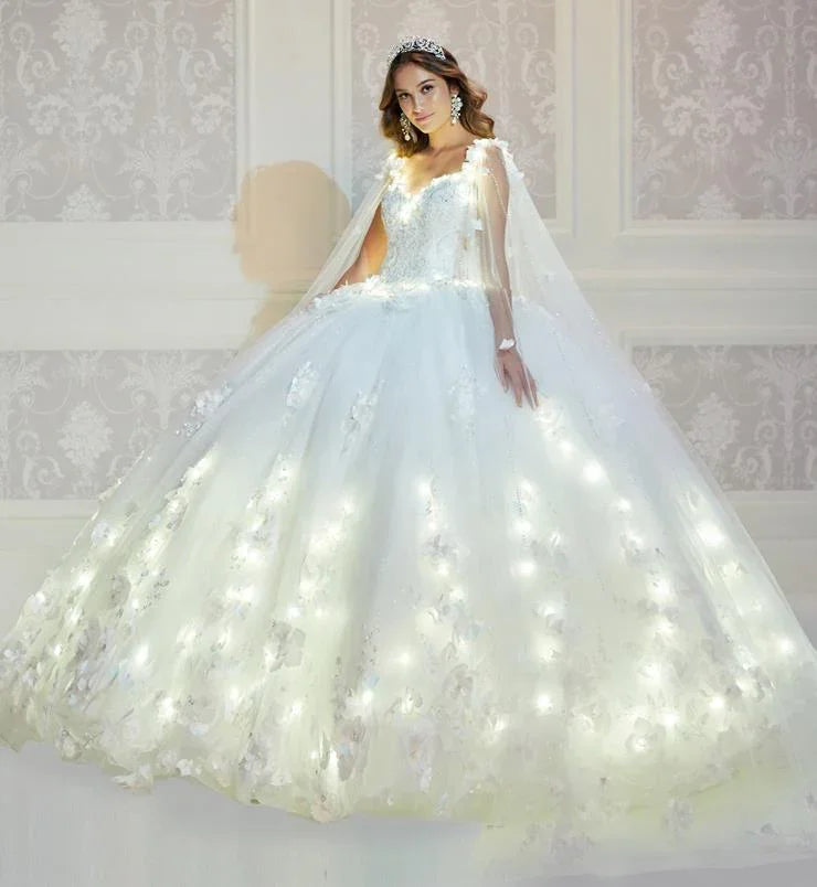 Vestido de quinceañera blanco con luces LED, falda amplia, diadema y detalles florales elegantes.