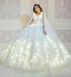 Vestido de quinceañera blanco con luces LED, falda amplia, diadema y detalles florales elegantes.